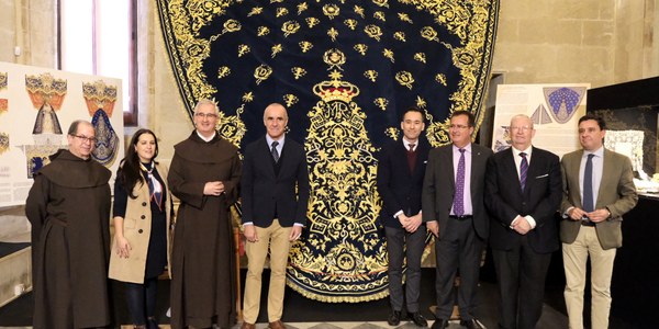 El Ayuntamiento acoge la exposición para presentar el nuevo manto y ajuar de la Virgen de la Salud del Santo Ángel