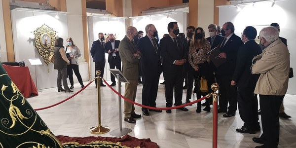 El Ayuntamiento acoge la inauguración de la exposición conmemorativa del XXV Aniversario del Taller de Bordado de la Hermandad del Buen Fin