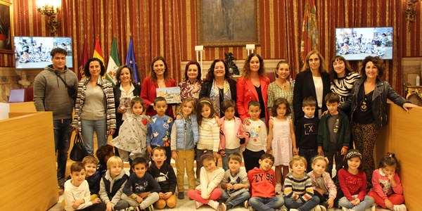 El Ayuntamiento acoge la presentación de 'Triana, la otra orillita del río', un libro para conocer la historia, costumbre y tradiciones del barrio y que parte de un proyecto educativo del CEIP San Jacinto