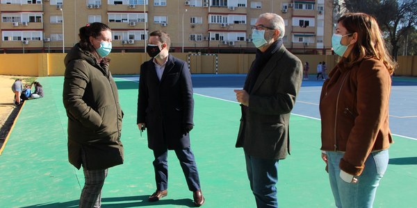 El Ayuntamiento acomete la adecuación de varios espacios del CEIP Juan de la Cueva del Distrito Cerro-Amate con la renovación de la pista deportiva, mejora de acerados y alcorques, plantación de árboles y creación de nuevas zonas de juegos