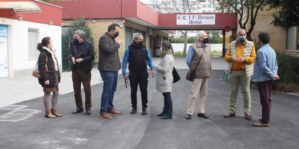 El Ayuntamiento acomete la mejora de la pavimentación en los accesos y en una zona del patio del CEIP Hermanos Machado del Distrito Norte