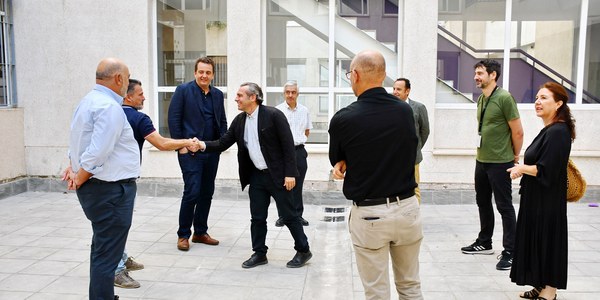 El Ayuntamiento acomete obras de reparación y mejora de los patios en la manzana de Emvisesa de la calle Estrella Altair de Pino Montano con una inversión de 206.000 euros