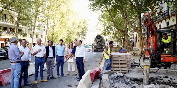 El Ayuntamiento acomete obras en Reyes Católicos para ubicar las terminales de las líneas 40 y 41 de Tussam con el objetivo de ampliar su recorrido y acercarlas al centro en respuesta a las demandas de los usuarios y vecinos de Triana y Los Remedios
