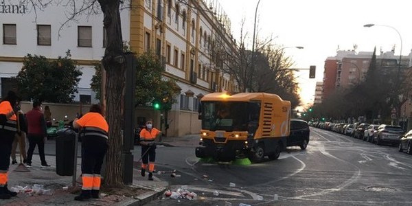 El Ayuntamiento activa un dispositivo especial de limpieza con motivo del encuentro Betis-Sevilla que contará con un operativo de Lipasam conformado por 37 trabajadores y 27 vehículos