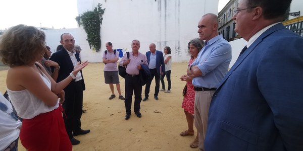 El Ayuntamiento acuerda con las comunidades educativas de los colegios del Casco Antiguo dar un uso provisional a la parcela ubicada entre Arrayán y Divina Pastora tras ser acondicionada y mientras se realiza un proyecto integral para el barrio