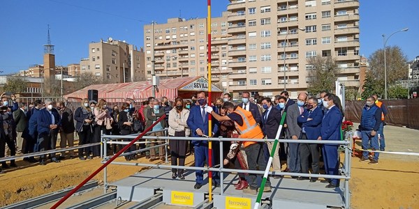El Ayuntamiento adelantará la actividad de los feriantes al jueves previo al Alumbrado en la Feria de Abril de 2022 y eleva una propuesta al CESS para rebajar un 20 % su tasa en 2023 como medidas para continuar contribuyendo a la reactivación del sector