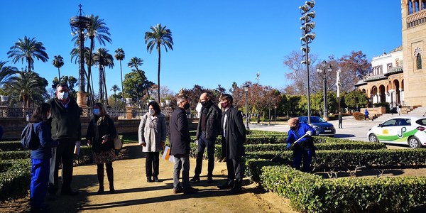 El Ayuntamiento adjudica el nuevo contrato de vigilancia de los parques y jardines por 1,6 millones y una duración de tres años y que incluye la próxima instalación de cámaras de videovigilancia en el Parque de María Luisa y los Jardines de Murillo