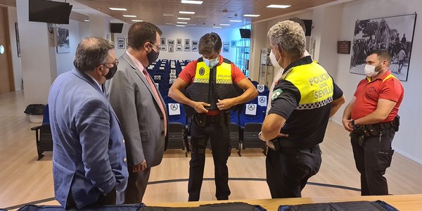 El Ayuntamiento adquiere material antidisturbios para reforzar la protección personal de los agentes de la Policía Local en actuaciones de orden público con un presupuesto superior a los 25.000 euros