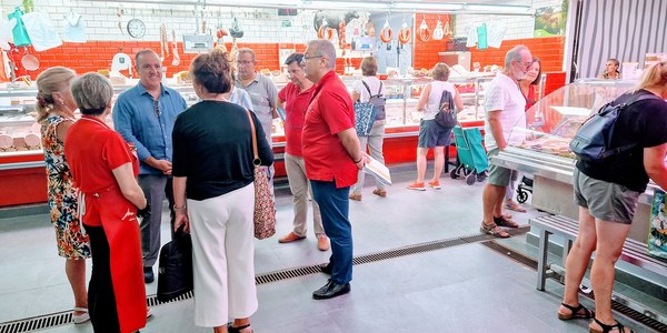 El Ayuntamiento agilizará y abaratará los trámites de ocupación y traspaso de puestos en los mercados de abasto con una nueva ordenanza que trata de reforzar su dinamismo y competitividad autorizando nuevos servicios en la oferta comercial