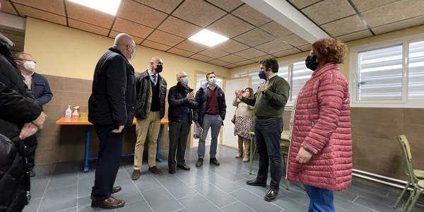 El Ayuntamiento amplía el comedor del CEIP Paulo Orosio dentro de un proyecto que se ha llevado a cabo en este centro de Cerro-Amate y que incluye nuevos aseos en el patio de Infantil, plantación de arbolado y adecuación de la pista deportiva, entre otras actuaciones