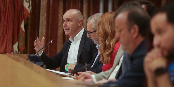El Ayuntamiento aportará 10,4 millones de euros para contratar a 943 jóvenes de entre 18 y 29 años destinados a reforzar servicios públicos municipales entre 2022 y 2023 en el marco del programa Joven Ahora y de las medidas anticrisis anunciadas por el alcalde