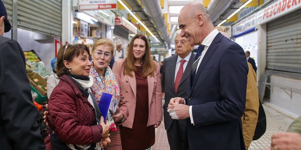 El Ayuntamiento avanza en la estrategia de modernización de los mercados de abastos con la instalación de puntos wifi en una actuación conjunta con la Cámara de Comercio de Sevilla y ultima una nueva plataforma de comercio electrónico