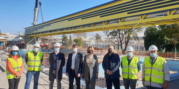 El Ayuntamiento avanza en las obras de la piscina del Centro Deportivo Torreblanca con la colocación del eje de nueva la cubierta de 50 metros y 35 toneladas de peso