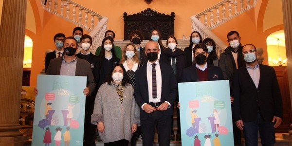 El Ayuntamiento celebra la fase final de la Liga de Debate ‘Ciudad de Sevilla’ que en su segunda edición ha contado con la participación de 33 equipos de jóvenes de entre 12 y 18 años de centros educativos de todos los distritos y alumnado universitario