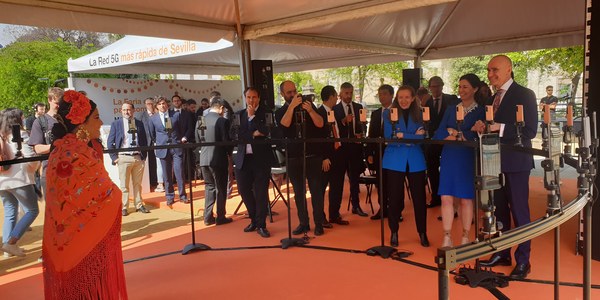 El Ayuntamiento colabora con Orange y Huawei para el despliegue de la tecnología 5G en el Real de la Feria que permite utilizar este servicio ultra rápido en llamadas y datos móviles por parte de 400.000 personas al día