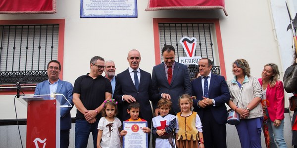 El Ayuntamiento coloca un azulejo en conmemoración del V Centenario del fallecimiento de Antonio de Nebrija en el barrio de Ciudad Jardín del Distrito Nervión, junto a la calle que lleva su nombre
