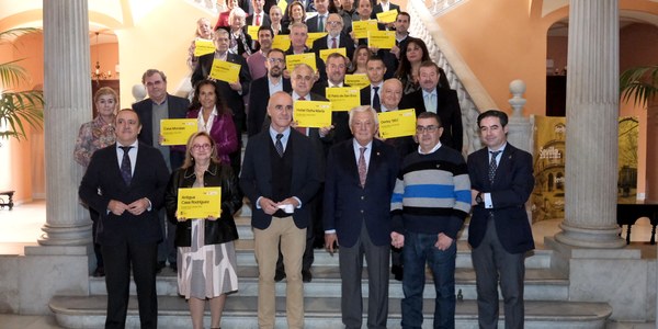 El Ayuntamiento concede los primeros 21 distintivos de establecimientos emblemáticos de la ciudad para impulsar su actividad y anuncia una línea de subvenciones específica para estos negocios, una campaña de promoción y su inclusión en la oferta de Sevilla en FITUR