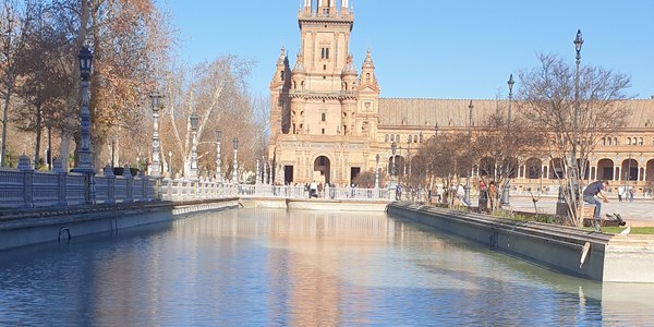 El Ayuntamiento concluye la limpieza de la ría de la Plaza de España e inicia su llenado dentro del plan de conservación