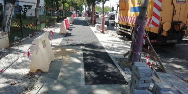 El Ayuntamiento concluye las obras de mejora del acerado y el carril bici de la Avenida de Llanes en el cruce con Carretera Carmona y alcalde Manuel del Valle