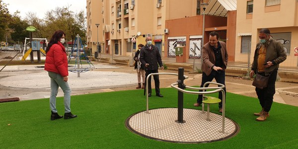 El Ayuntamiento construye una nueva área infantil adaptada en la calle Huerta de las Moreras de Parque Flores, en el Distrito Norte, con carruseles y trampolines