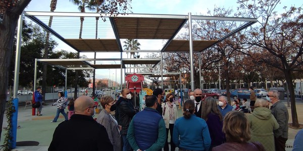 El Ayuntamiento continúa la transformación y mejora del Parque Juan Antonio Cavestany e incorpora una pérgola de sombra en la zona de juegos infantiles