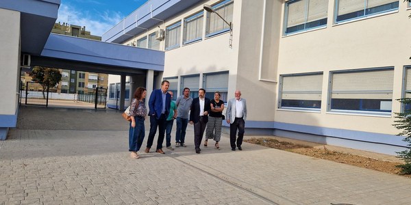 El Ayuntamiento culmina la nueva fachada del CEIP Teodosio, en el Distrito Norte, con un presupuesto de 778.323 euros que mejora el confort climático y la eficiencia energética y planta casi una treintena de árboles de sombra en sus patios