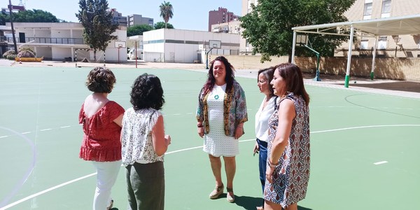 El Ayuntamiento culmina las obras de acondicionamiento de la pista deportiva del CEIP Alfares en el Distrito Triana