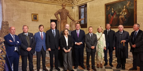 El Ayuntamiento de Sevilla acoge la exposición ‘Una vida de luces’, que recorre la trayectoria profesional y personal del torero Pepe Luis Vázquez con motivo de la conmemoración del centenario de su nacimiento