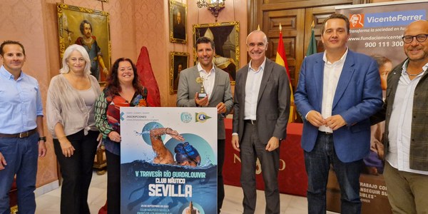 El Ayuntamiento de Sevilla apoya la V Travesía Río Guadalquivir que organizan el Club Náutico y Brazadas Solidarias y que destina fondos a la Fundación Vicente Ferrer