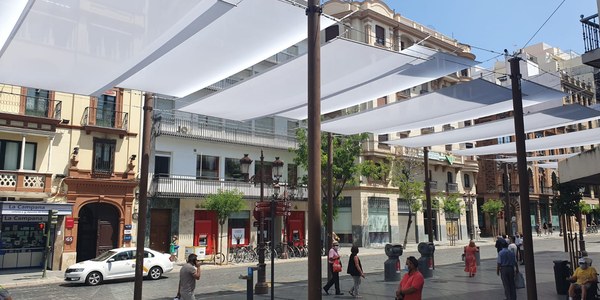 El Ayuntamiento de Sevilla aprueba el proyecto presentado por la adjudicataria del contrato de los toldos en el Centro y le otorga estabilidad durante tres años