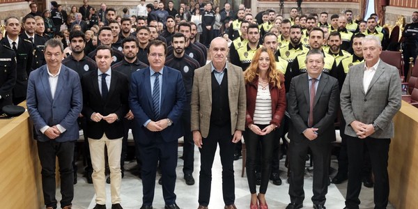 El Ayuntamiento de Sevilla cierra el año 2022 con la incorporación de 38 bomberos y 113 policías locales y ultima para 2023 nuevas convocatorias de plazas para ambos servicios municipales