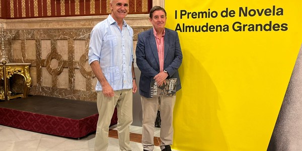 El Ayuntamiento de Sevilla convoca el Premio Almudena Grandes en agradecimiento al “compromiso” que practicó en su vida y en su obra la escritora y a la “generosidad” que mostró siempre con la ciudad