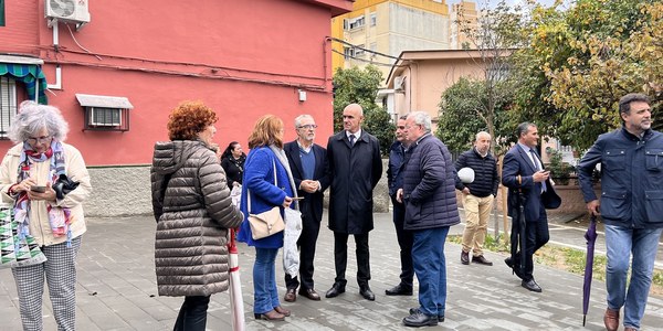 El Ayuntamiento de Sevilla culmina las obras de renovación de redes y reurbanización integral de la barriada de Juan XXIII, en Cerro-Amate, tras una inversión de 3 millones de euros y que la han transformado en plataforma única y sin barreras arquitectónicas