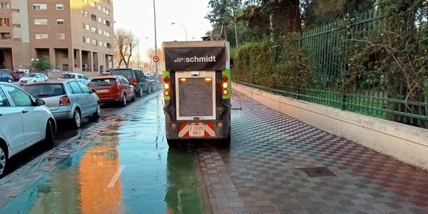 El Ayuntamiento de Sevilla ejecuta en una sola semana 165 operaciones de lavado intensivo de pavimentos y 13 actuaciones integrales de limpieza en barrios en el marco del ‘Plan Ciudad’ programado por Lipasam