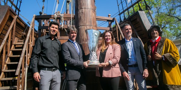 El Ayuntamiento de Sevilla expone la copa de la UEFA Europa League, que dejará un impacto económico de 60 millones