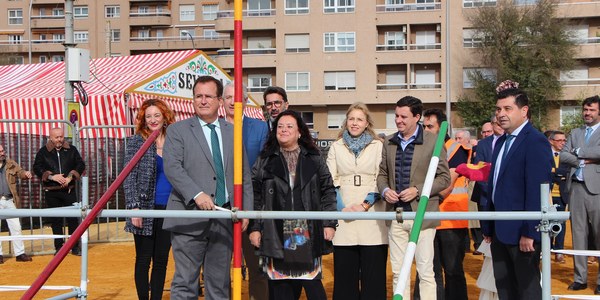 El Ayuntamiento de Sevilla inicia la construcción de la portada de la Feria de Abril de 2023 que estará inspirada en la Plaza de España y en el edificio del Teatro Coliseo España y que rendirá homenaje al 50 aniversario del traslado del Real desde el Prado a Los Remedios