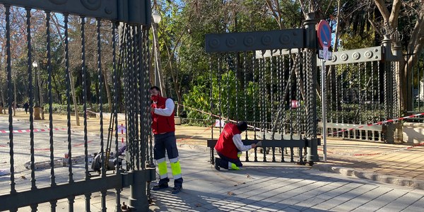 El Ayuntamiento de Sevilla inicia las labores anuales de limpieza de la ría de la Plaza de España y comienza a ejecutar el nuevo contrato de conservación de su patrimonio artístico