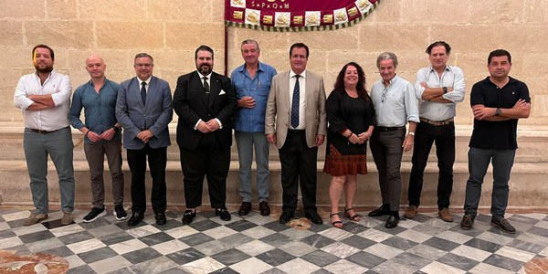 El Ayuntamiento de Sevilla inicia los trabajos para diseñar una agenda de actos junto con comerciantes y profesionales de Los Remedios para conmemorar el 50 aniversario del traslado de la Feria de Abril del Prado al barrio