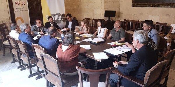 El Ayuntamiento de Sevilla inicia un trabajo conjunto entre varias áreas municipales, vecinos y asociaciones turísticas para anticipar medidas que garanticen la convivencia con los residentes y la sostenibilidad ante la recuperación del sector