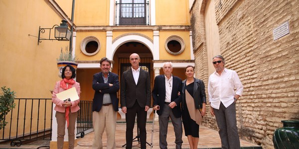 El Ayuntamiento de Sevilla otorga el primer Premio Almudena Grandes a la obra ‘Leña menuda’ de la escritora Marta Barrio