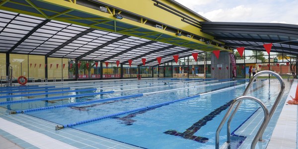 El Ayuntamiento de Sevilla pone en servicio la piscina del Centro Deportivo Torreblanca tras estrenar cubierta y nueva playa