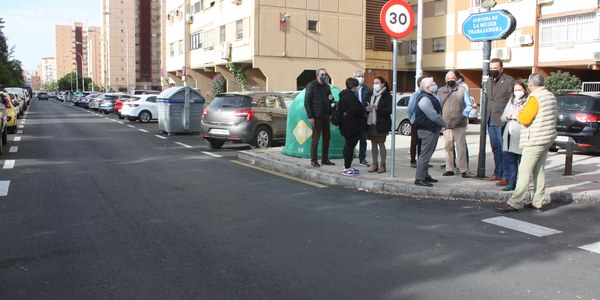 El Ayuntamiento de Sevilla realiza una intervención de mejora de la pavimentación con una inversión de 130.000 euros en la Avenida de la Mujer Trabajadora, una de las vías principales de comunicación entre varias barriadas del Distrito Norte