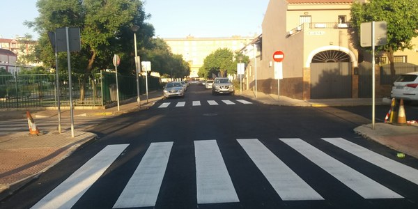 El Ayuntamiento de Sevilla renueva el pavimento de la calzada de la calle Tokio, en Sevilla Este, y de tres calles de Los Remedios