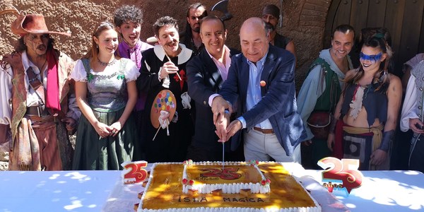 El Ayuntamiento de Sevilla respalda en la celebración de su 25 aniversario al parque temático Isla Mágica, que esta temporada recibirá a su visitante 21 millones