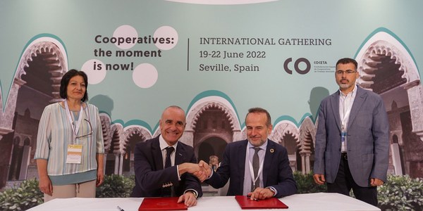 El Ayuntamiento de Sevilla y FAECTA acuerdan impulsar el cooperativismo para promover un modelo económico más sostenible en la ciudad
