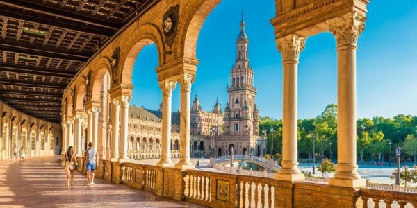 El Ayuntamiento de Sevilla y la Fundación Unicaja ofrecen un espectáculo de luces y 300 drones en la Plaza de España dentro de los actos de clausura del V centenario de la 1ª Vuelta al Mundo