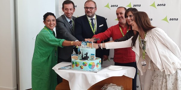 El Ayuntamiento destaca el nuevo refuerzo con el mercado “estratégico” de Centroeuropa que supone el estreno de la conexión aérea entre Sevilla y Bucarest por parte de Blue Air
