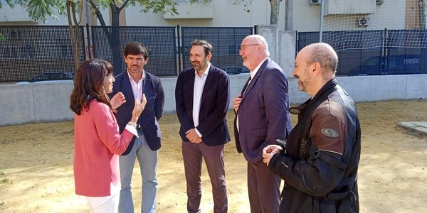 El Ayuntamiento destina más de 130.000 euros a la mejora de la seguridad, limpieza de fachadas y pavimentación en el CEIP Baltasar de Alcázar del Distrito San Pablo-Santa Justa