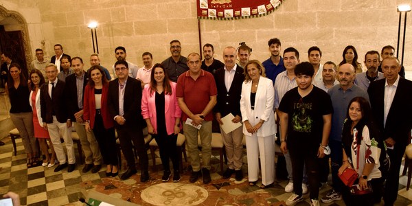 El Ayuntamiento entrega diplomas del proyecto pionero de Emasesa sobre FP Dual en redes y tratamiento de agua y certificados de profesionalidad en fontanería y climatización a 26 jóvenes, la mitad del Polígono Sur, con un alto grado de inserción en el mercado laboral