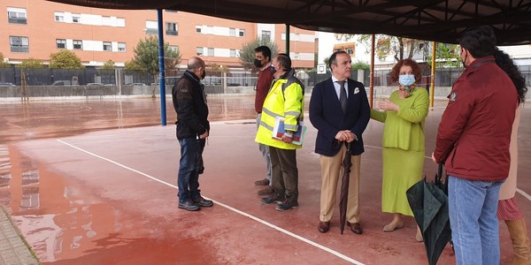 El Ayuntamiento ejecuta obras de mejora en el patio del CEIP Santa Clara del distrito San Pablo-Santa Justa, que contará con un nuevo huerto escolar y una pista para la práctica del baloncesto y el voleibol